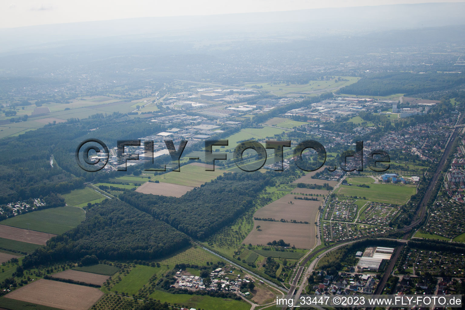 Vue aérienne de Hagsfeld, zone industrielle du nord à le quartier Grötzingen in Karlsruhe dans le département Bade-Wurtemberg, Allemagne