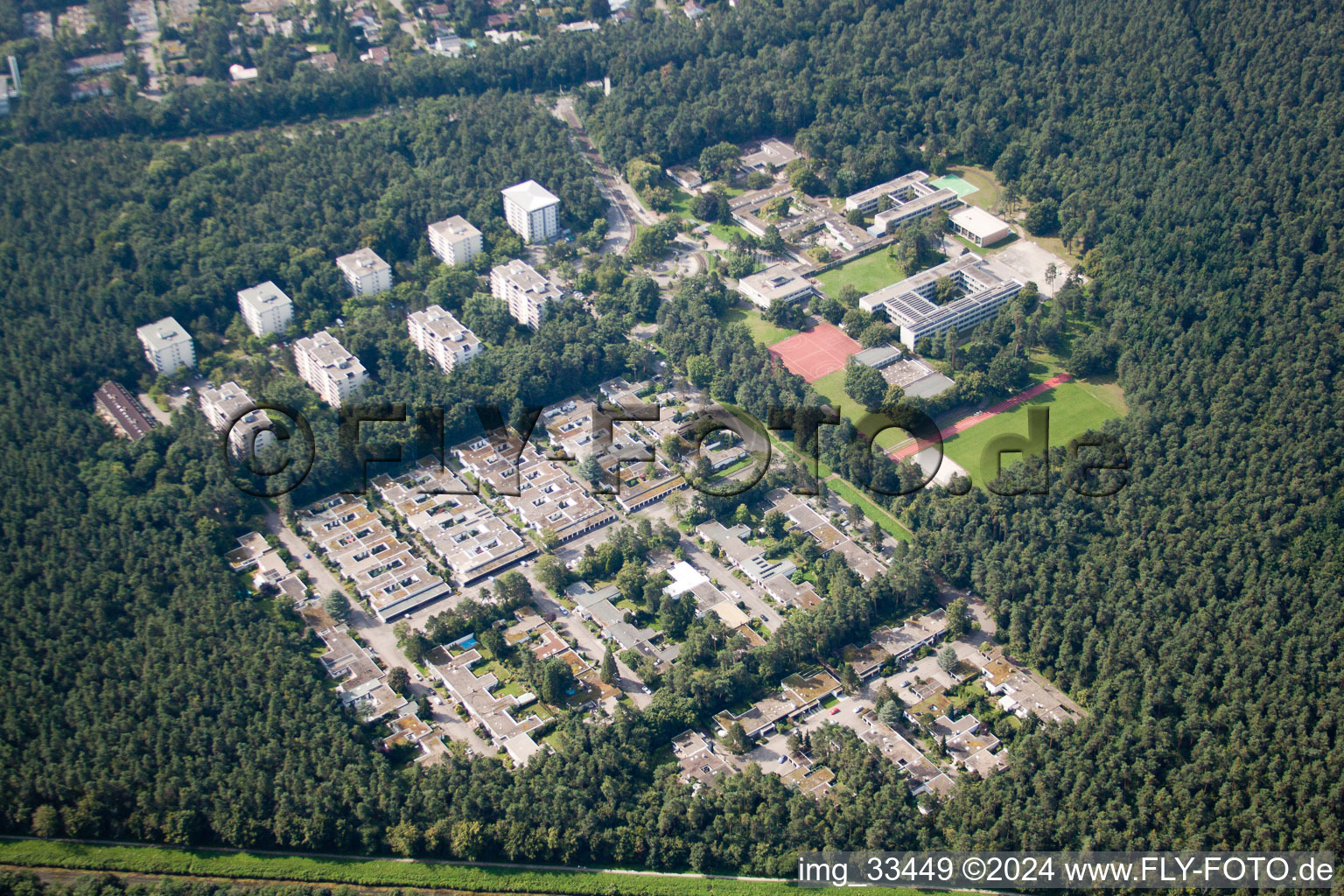 Vue aérienne de Waldstadt, Ecole européenne, Marie-Curie-Strasse à le quartier Büchig in Stutensee dans le département Bade-Wurtemberg, Allemagne