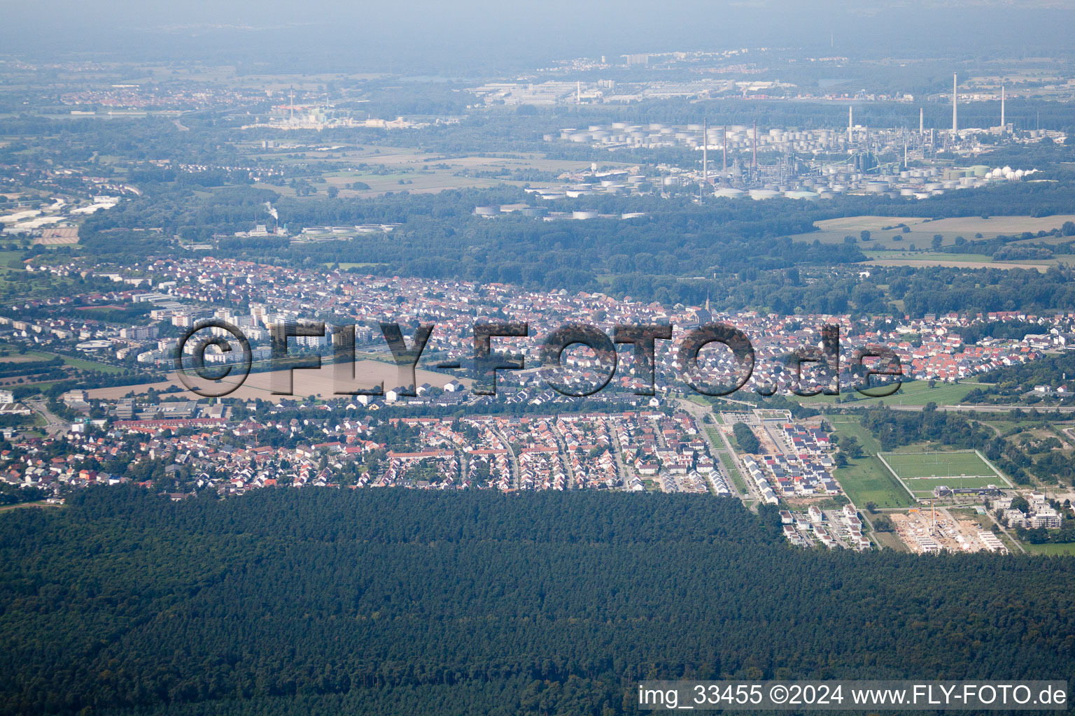 Vue aérienne de Village de Kirchfeld depuis l'est à le quartier Neureut in Karlsruhe dans le département Bade-Wurtemberg, Allemagne