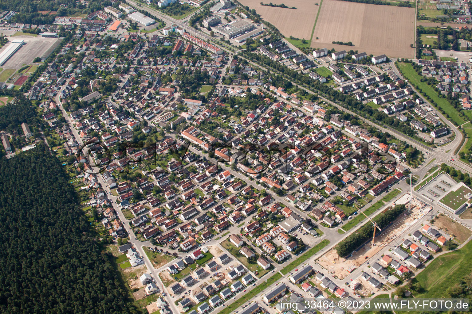 Vue aérienne de Village de Kirchfeld depuis le nord à le quartier Neureut in Karlsruhe dans le département Bade-Wurtemberg, Allemagne