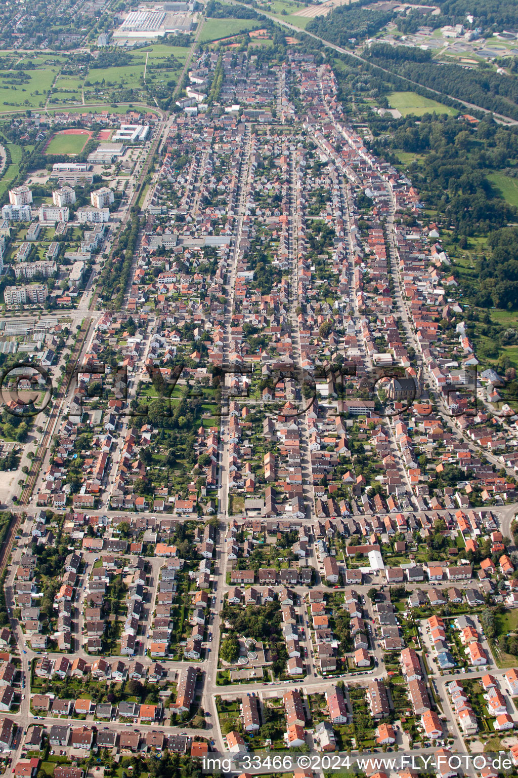 Quartier Neureut in Karlsruhe dans le département Bade-Wurtemberg, Allemagne du point de vue du drone