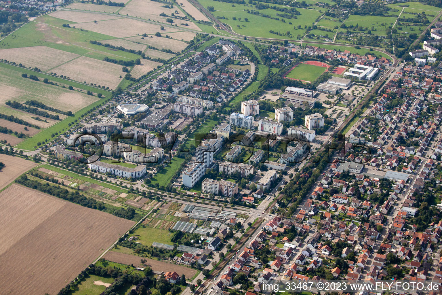 Quartier Neureut in Karlsruhe dans le département Bade-Wurtemberg, Allemagne d'un drone
