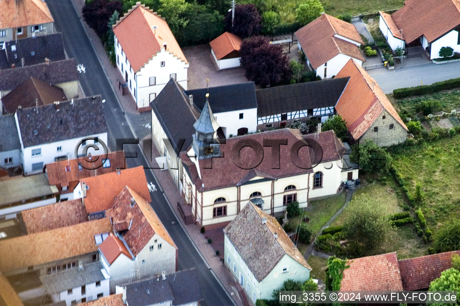 Vue aérienne de Chapelle à Herxheimweyher dans le département Rhénanie-Palatinat, Allemagne