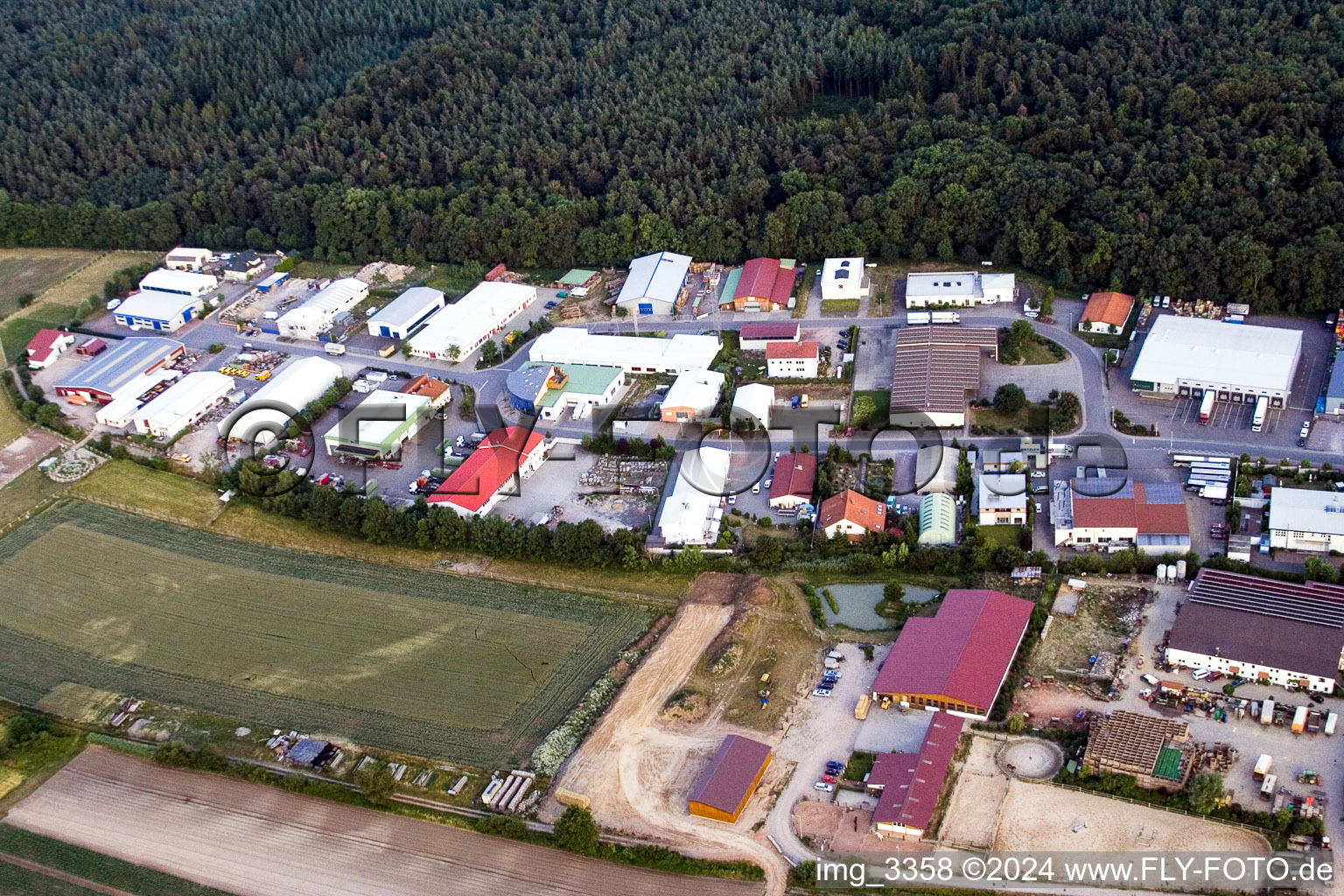 Vue aérienne de Zone commerciale et établissement d'entreprise Am Kleinwald (Palatinat) à le quartier Herxheim in Herxheim bei Landau dans le département Rhénanie-Palatinat, Allemagne