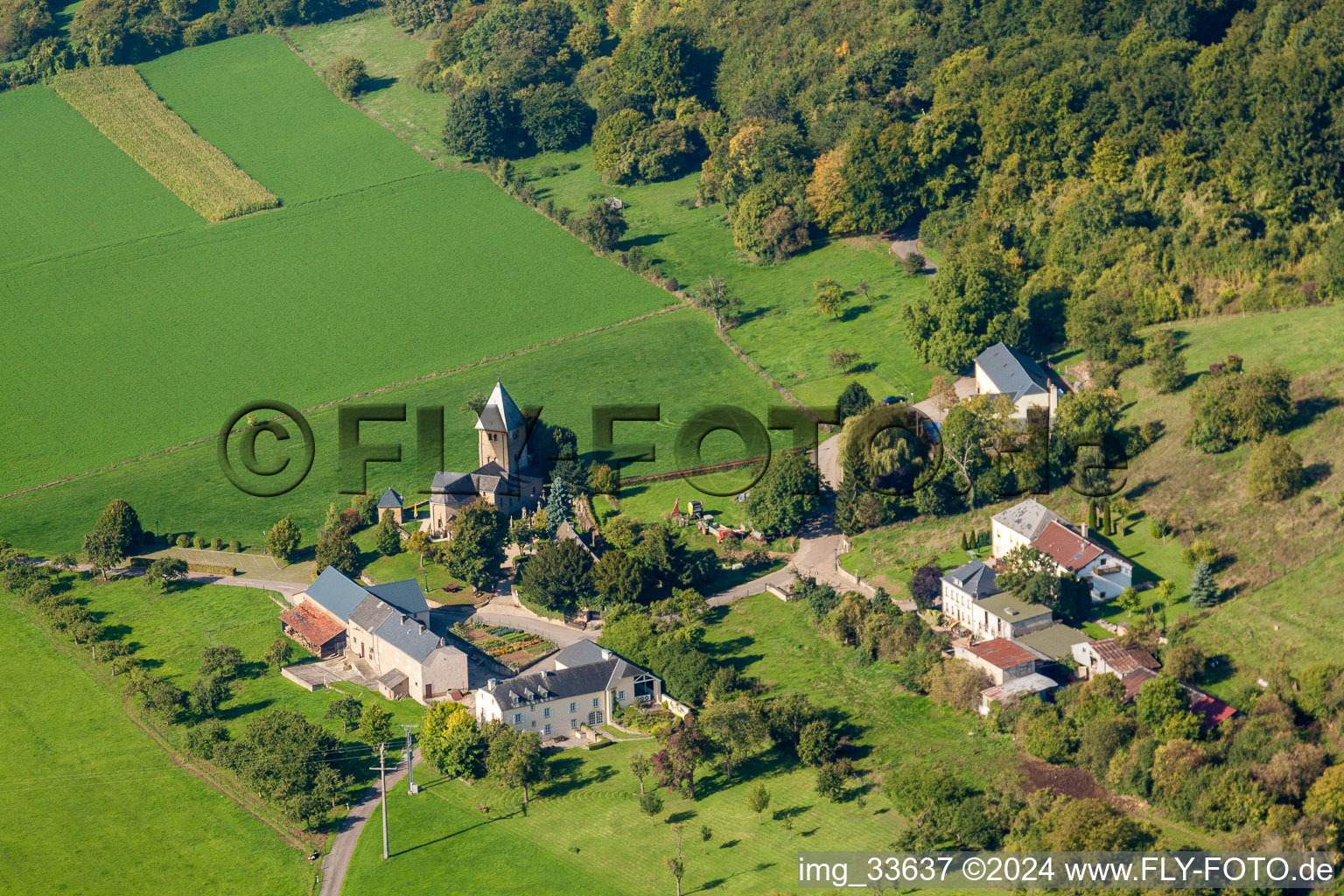 Vue aérienne de Chapelle Kapell Giischterklaus à Giischterklaus dans le quartier Greiwemaacher à Girsterklaus dans le département Echternach, Luxembourg