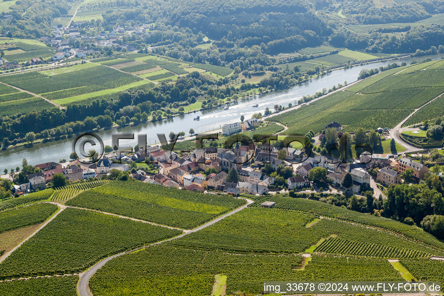 Vue aérienne de Les berges de la Moselle à Wormeldange à Wormeldingen dans le département Grevenmacher, Luxembourg