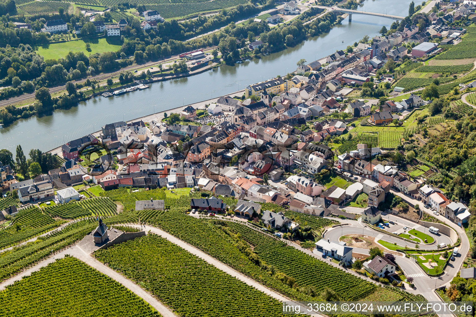 Vue aérienne de Les berges de la Moselle à Wormeldange à Wormeldingen dans le département Grevenmacher, Luxembourg