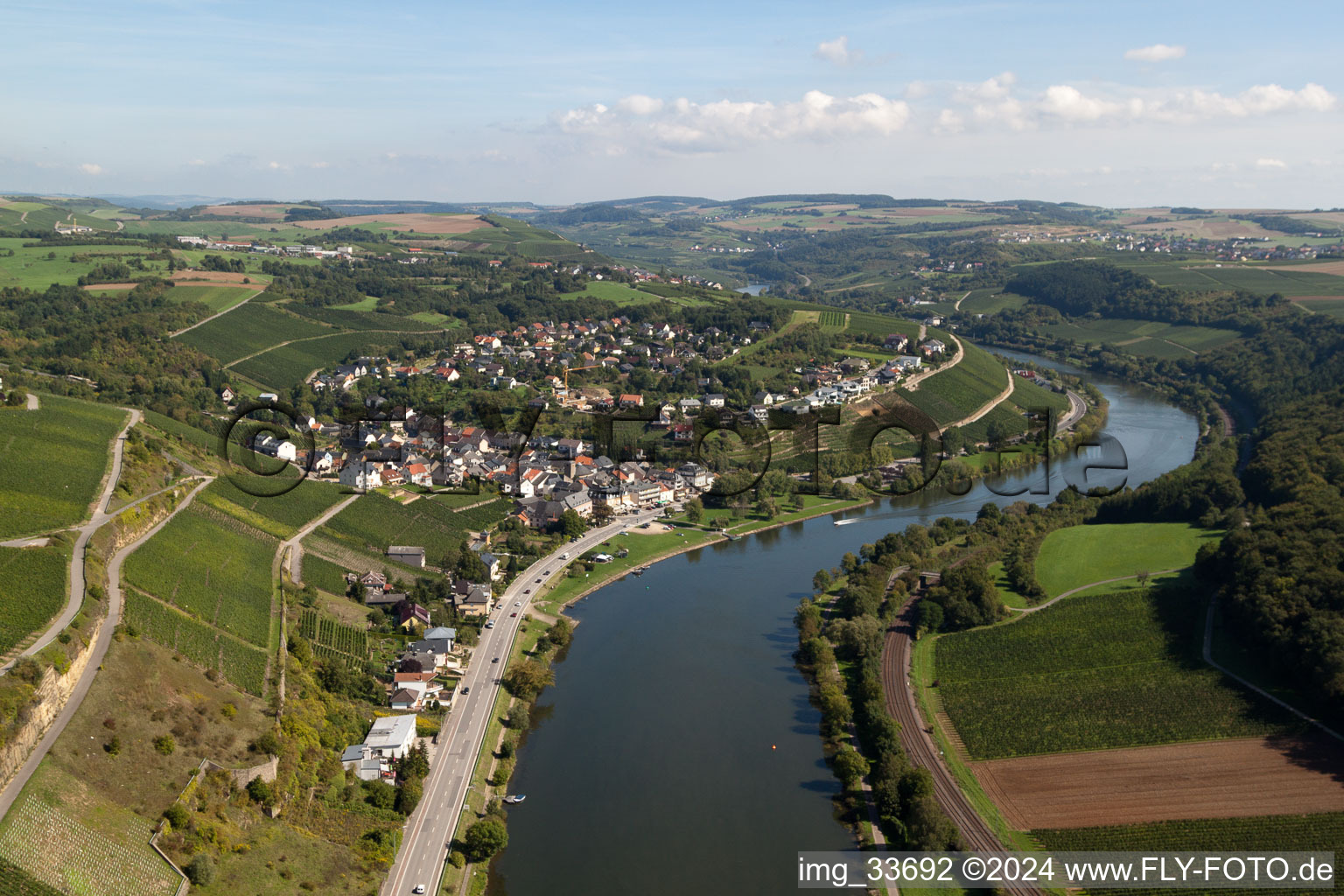 Vue aérienne de Zones riveraines de la Moselle dans le district de Gréiwemaacher à Greiweldeng dans le département Greiwemacher, Luxembourg
