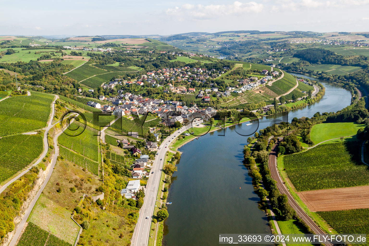 Vue aérienne de Zones riveraines de la Moselle à Greiweldeng dans le district de Gréiwemaacher à Greiweldingen dans le département Remich, Luxembourg