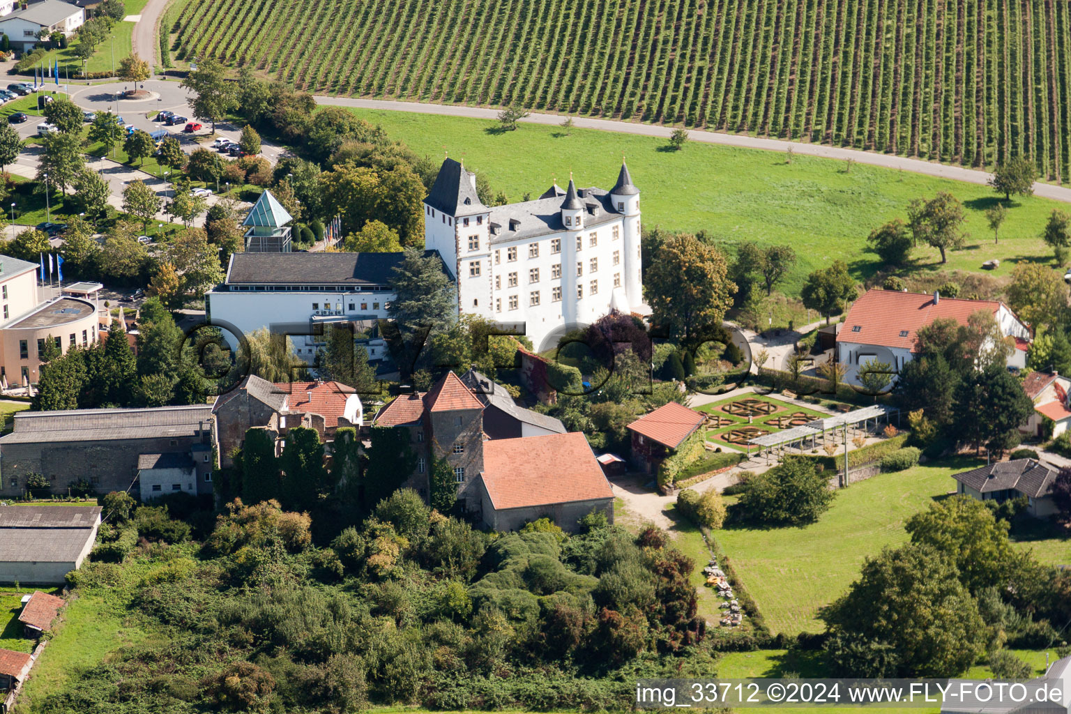 Vue aérienne de Victor's Residenz-Hôtel Schloss Berg à le quartier Nennig in Perl dans le département Sarre, Allemagne