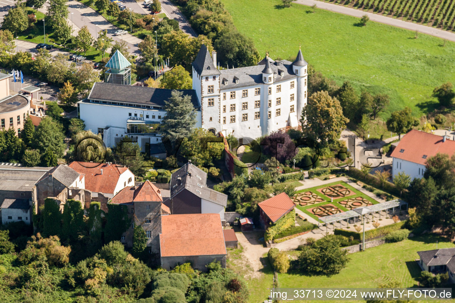 Vue aérienne de Victor's Residenz-Hôtel Schloss Berg à le quartier Nennig in Perl dans le département Sarre, Allemagne