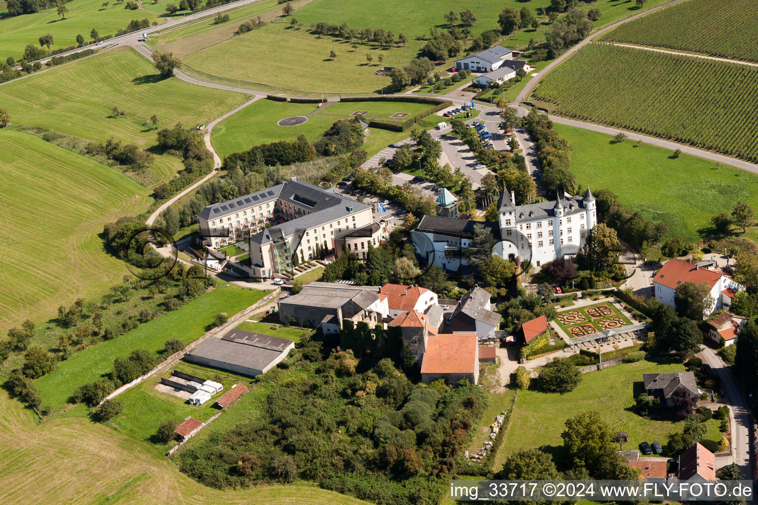 Photographie aérienne de Victor's Residenz-Hôtel Schloss Berg à le quartier Nennig in Perl dans le département Sarre, Allemagne