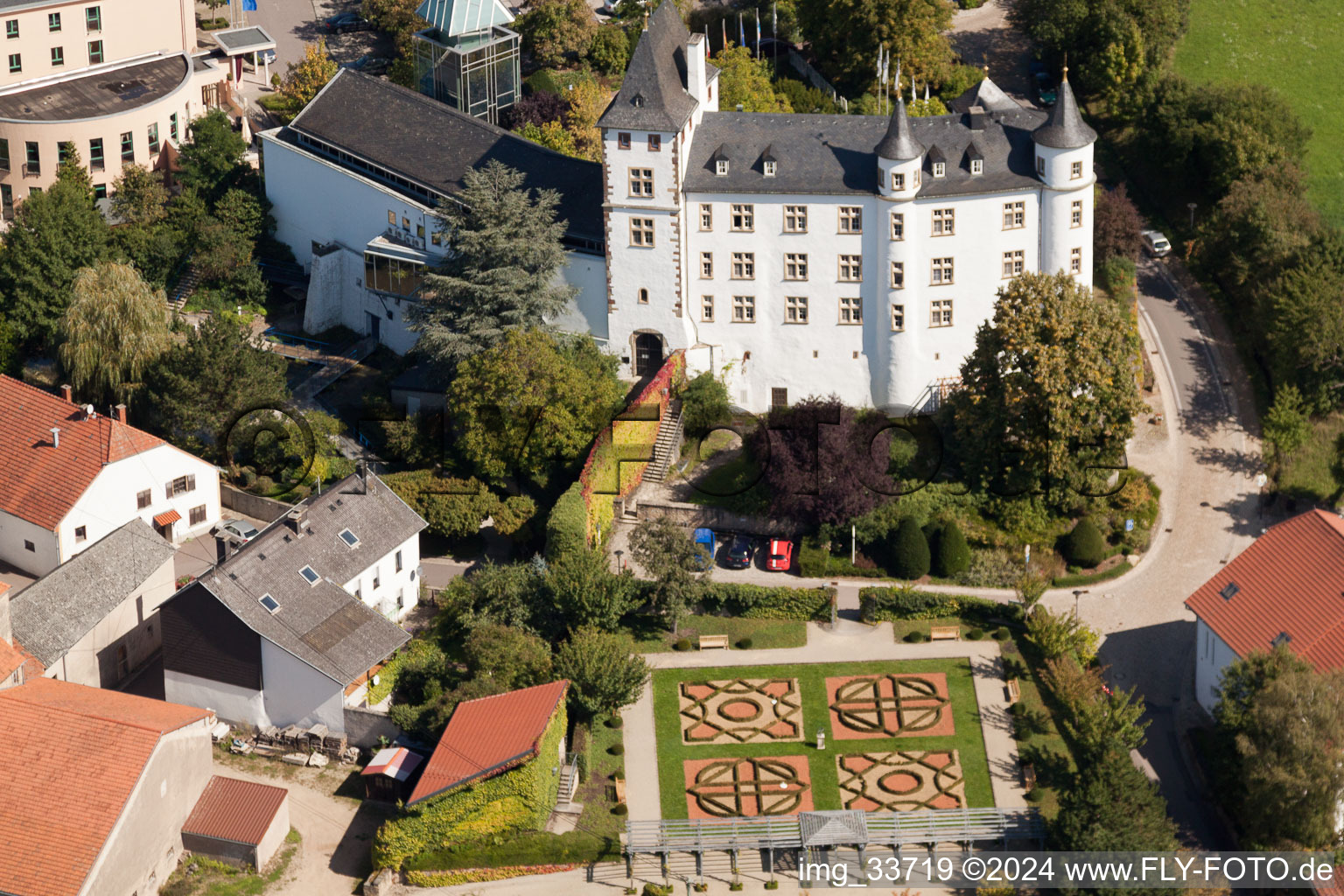 Vue oblique de Victor's Residenz-Hôtel Schloss Berg à le quartier Nennig in Perl dans le département Sarre, Allemagne