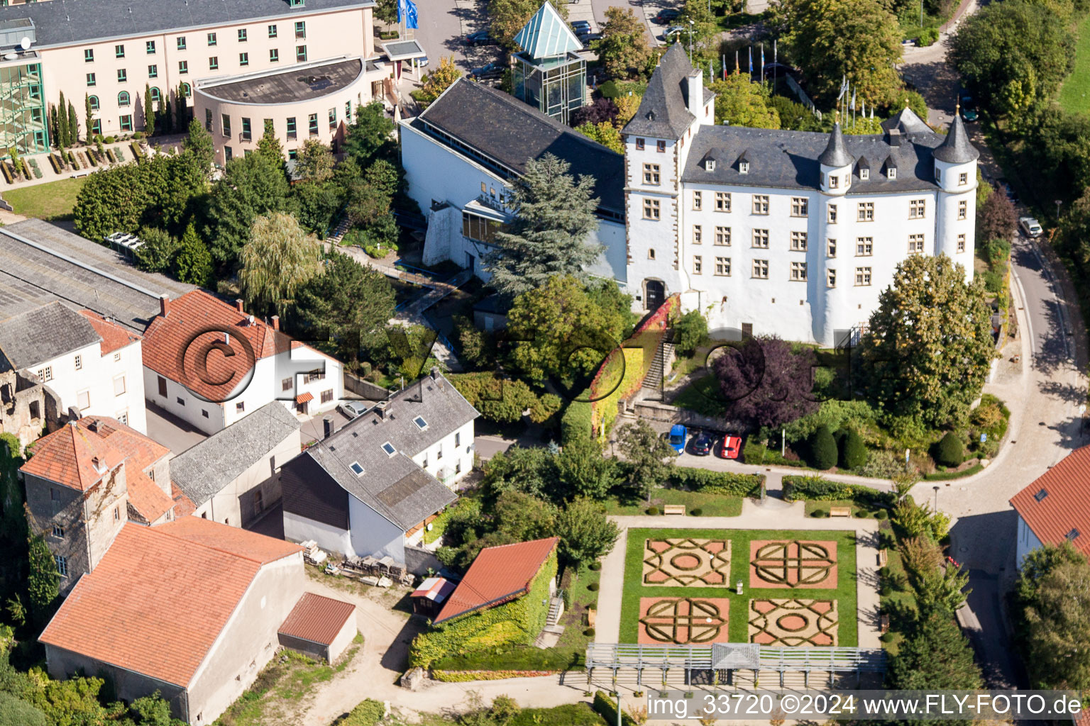 Photographie aérienne de Victor's Residenz-Hôtel Schloss Berg et Niederburg Nennig à le quartier Nennig in Perl dans le département Sarre, Allemagne