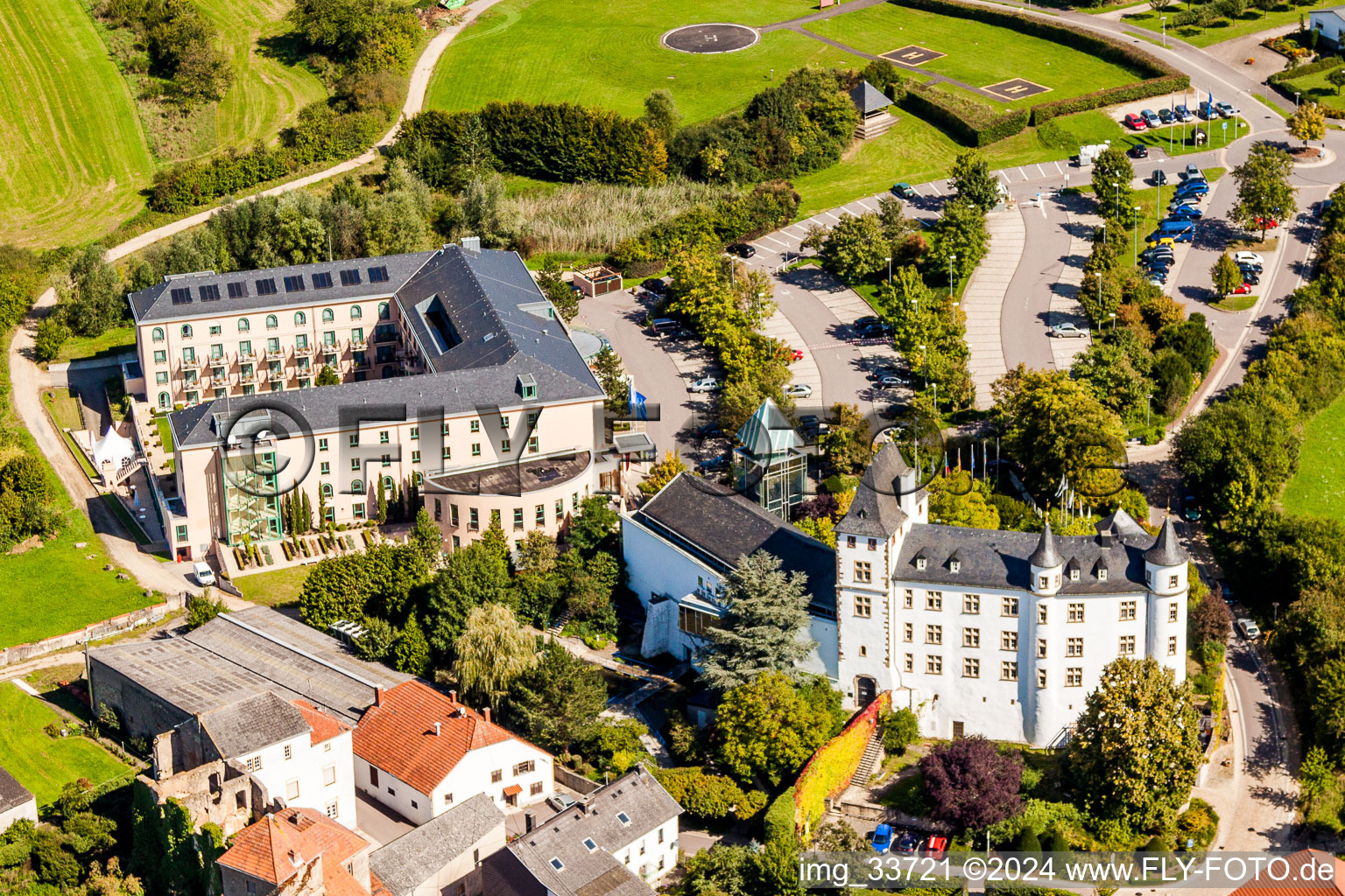 Vue oblique de Victor's Residenz-Hôtel Schloss Berg et Niederburg Nennig à le quartier Nennig in Perl dans le département Sarre, Allemagne