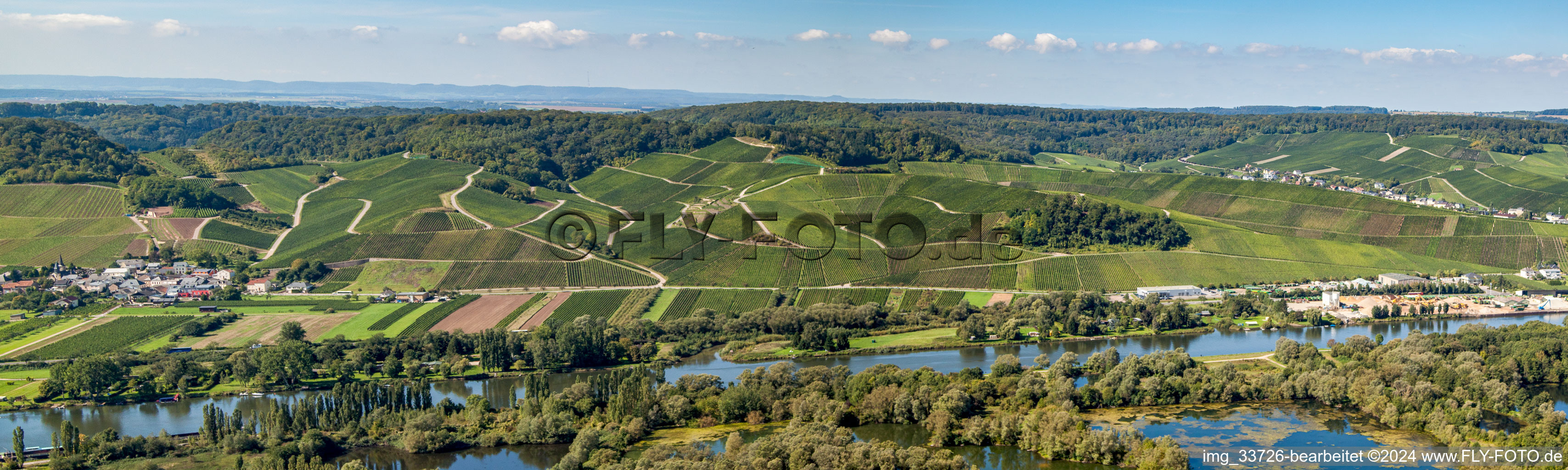 Vue aérienne de Panorama - zones riveraines en perspective sur la Moselle sous les vignes de Wellesteen dans le quartier de Gréiwemaacher à Wellenstein dans le département Remich, Luxembourg