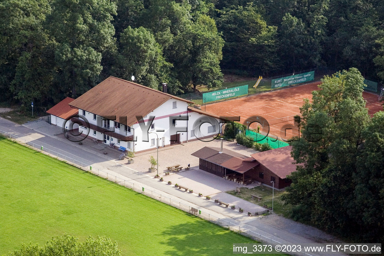 Vue aérienne de Terrain de sport à Freckenfeld dans le département Rhénanie-Palatinat, Allemagne