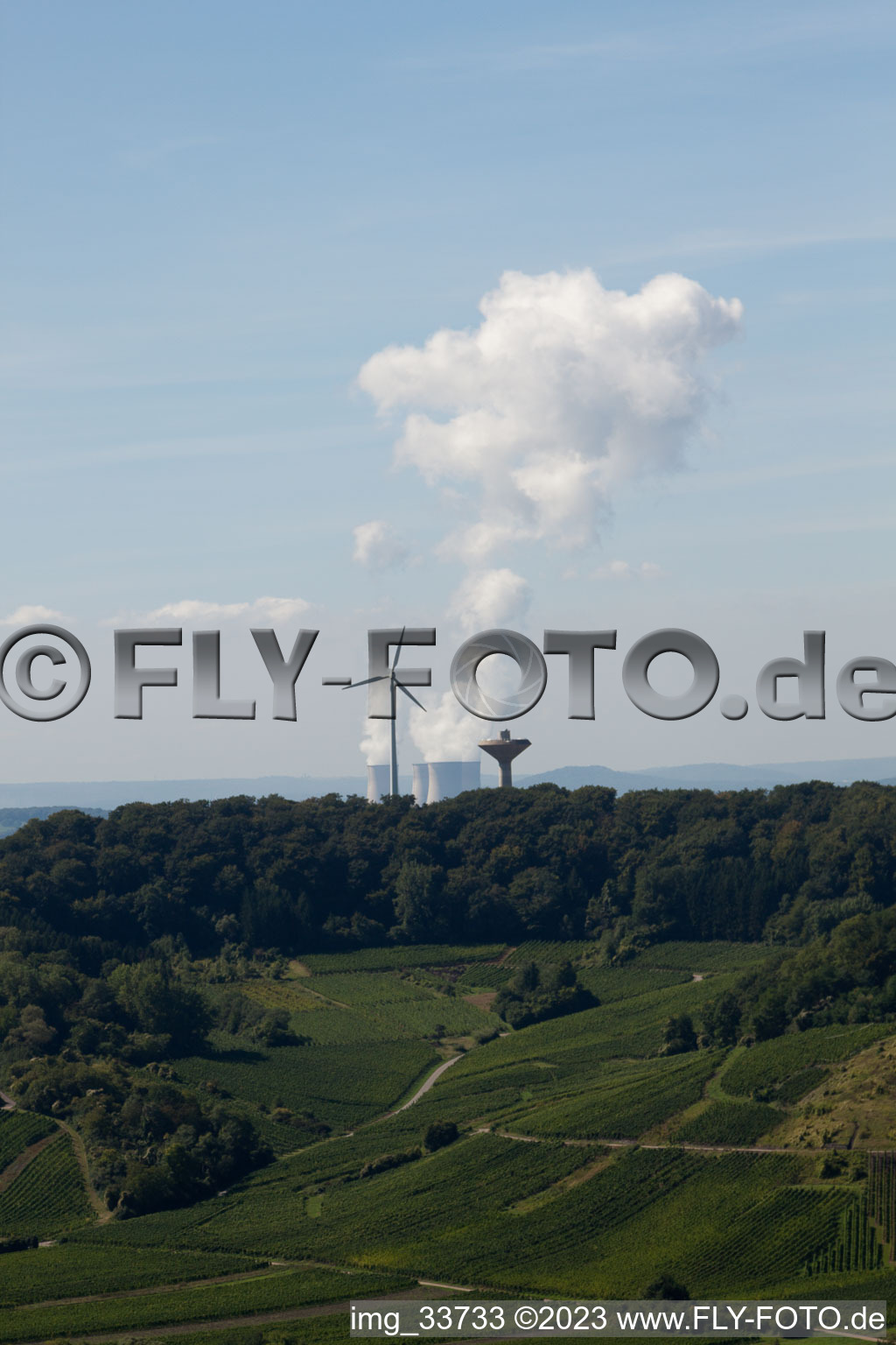 Vue aérienne de L’éolien luxembourgeois versus le nucléaire lorrain à Besch dans le département Greiwemacher, Luxembourg