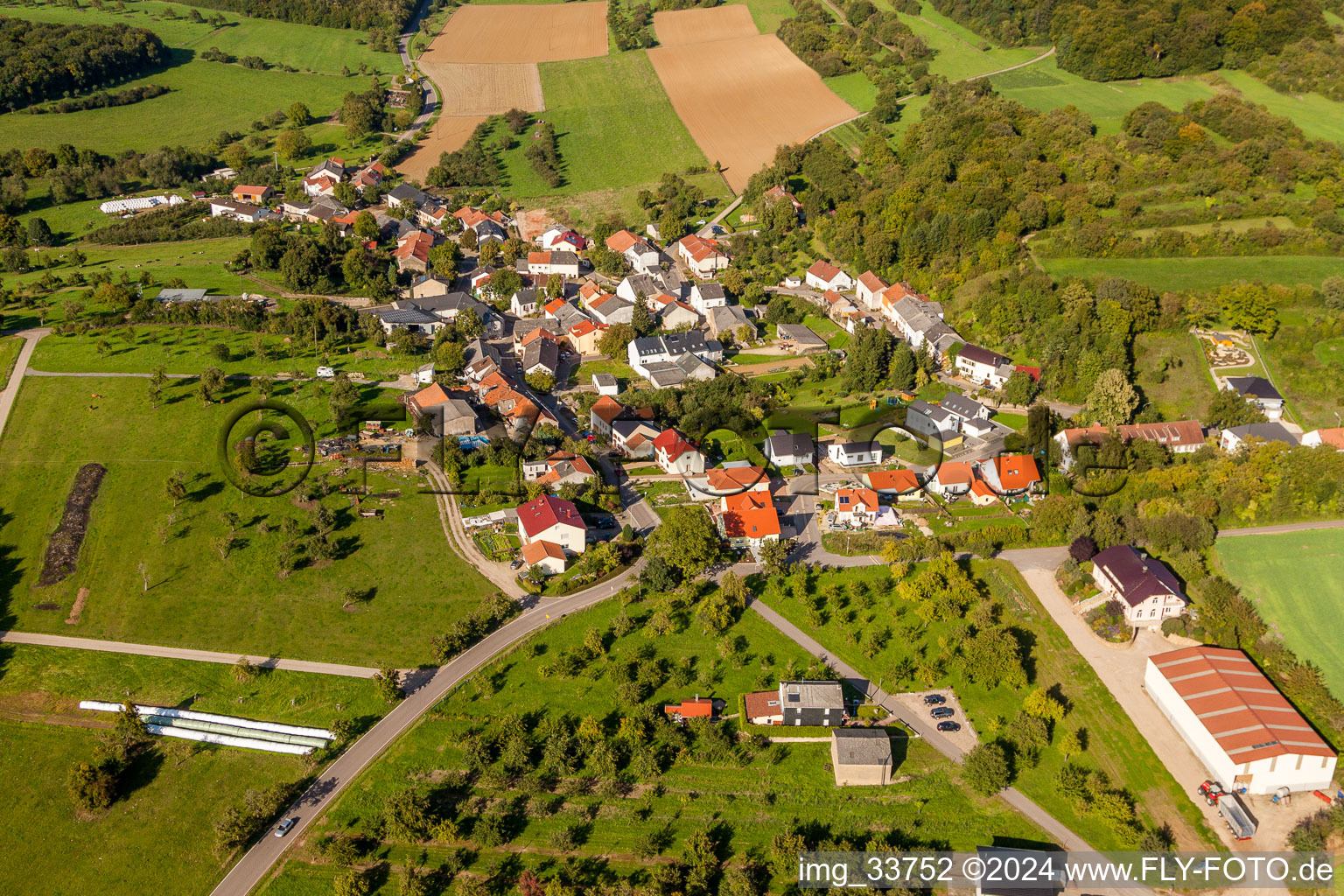 Vue aérienne de Champs agricoles et surfaces utilisables à Wochern dans le département Sarre, Allemagne