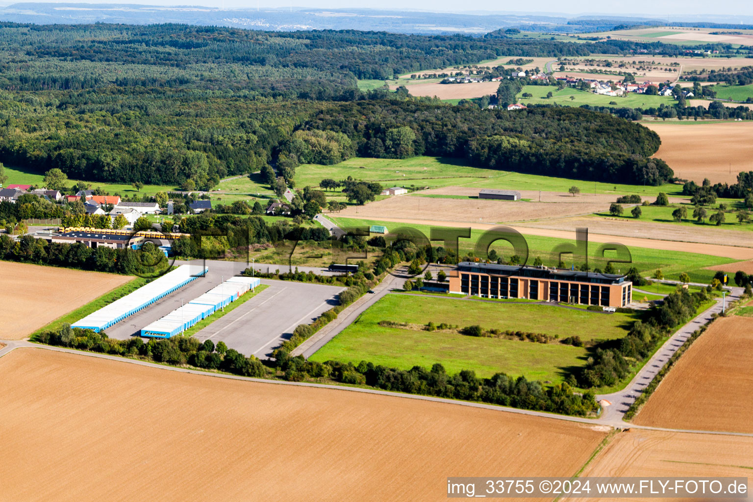 Vue aérienne de Entreprise d'expédition, de logistique et de transport Fixemer Logistics GmbH, International Transport & Logistics Services à le quartier Borg in Perl dans le département Sarre, Allemagne