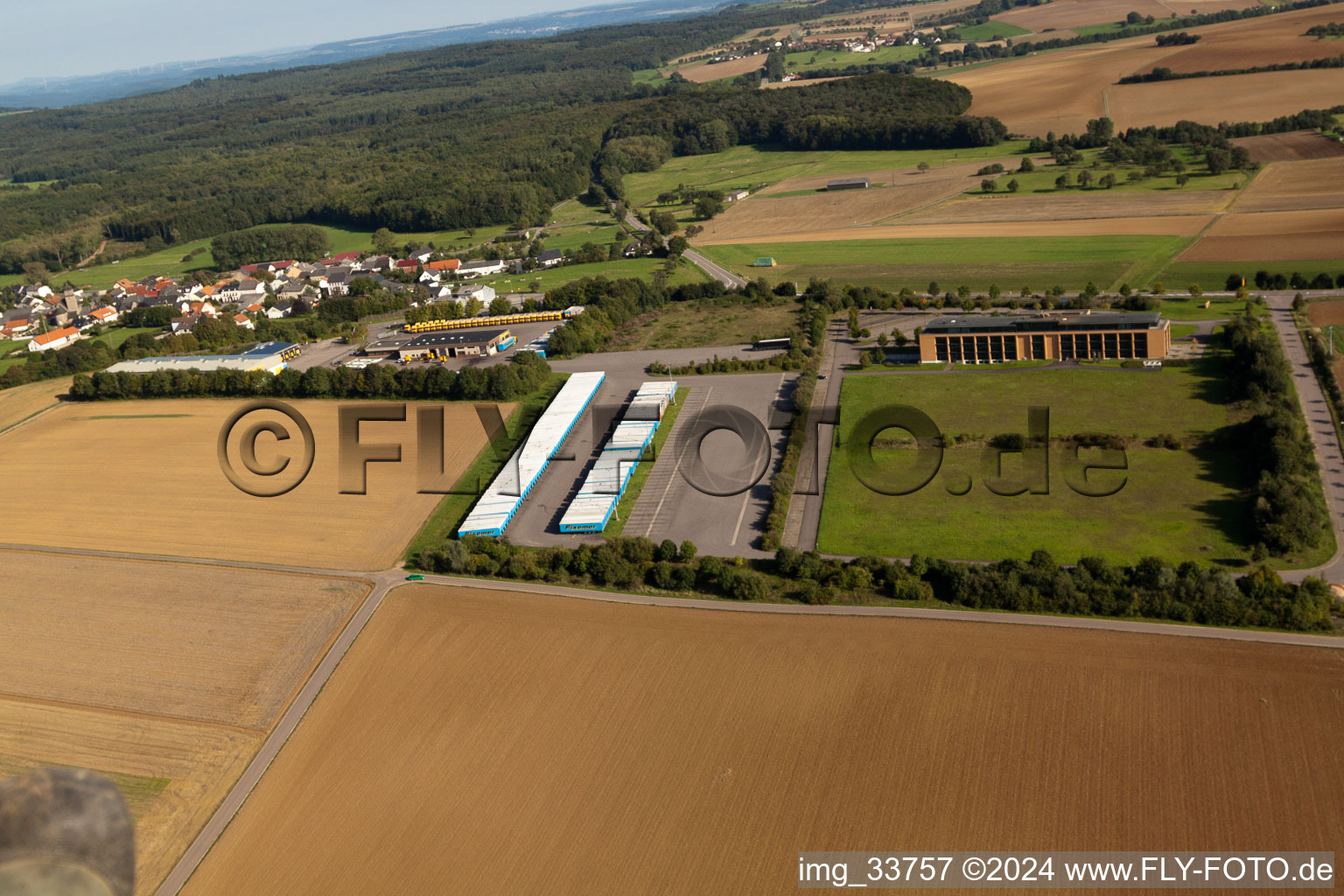 Vue aérienne de Entreprise d'expédition, de logistique et de transport Fixemer Logistics GmbH, International Transport & Logistics Services à le quartier Borg in Perl dans le département Sarre, Allemagne