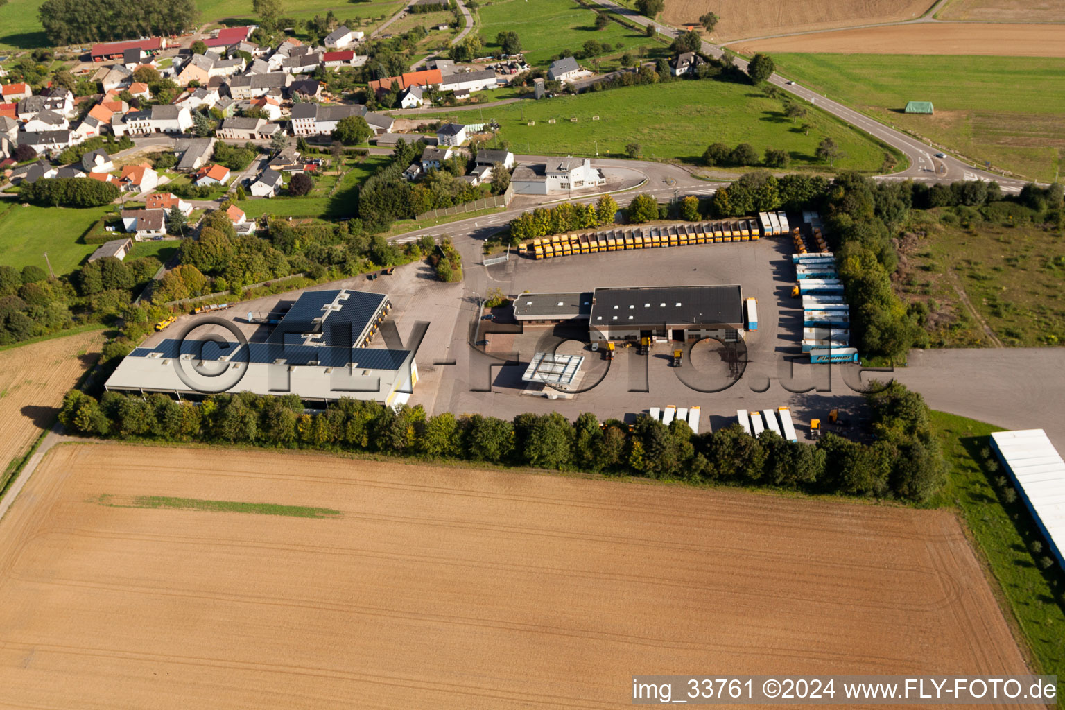 Vue oblique de Entreprise d'expédition, de logistique et de transport Fixemer Logistics GmbH, International Transport & Logistics Services à le quartier Borg in Perl dans le département Sarre, Allemagne