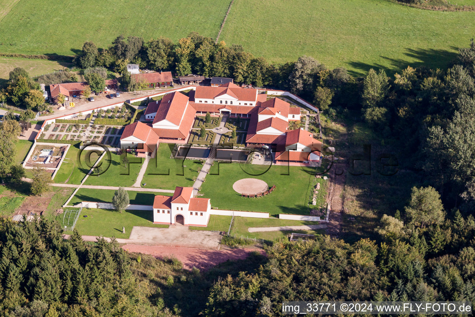 Vue aérienne de Fouilles de sites de fouilles archéologiques sur le site du parc archéologique de la Villa romaine Borg à le quartier Borg in Perl dans le département Sarre, Allemagne