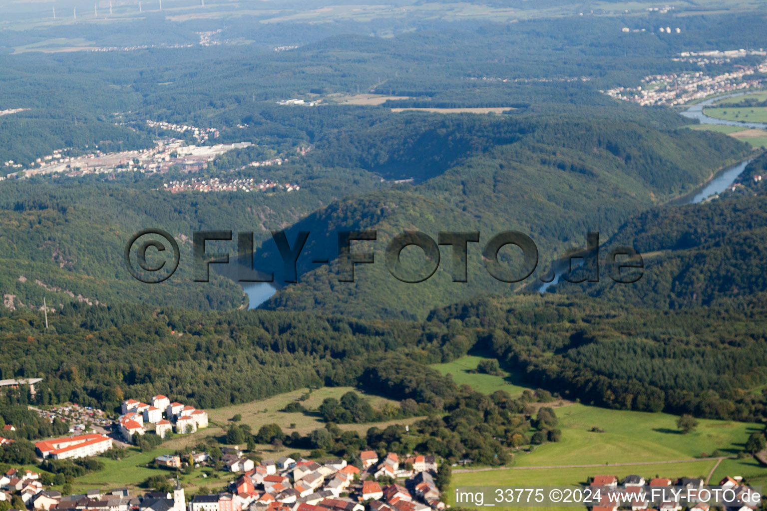 Vue aérienne de Vers la boucle de la Sarre à le quartier Orscholz in Mettlach dans le département Sarre, Allemagne