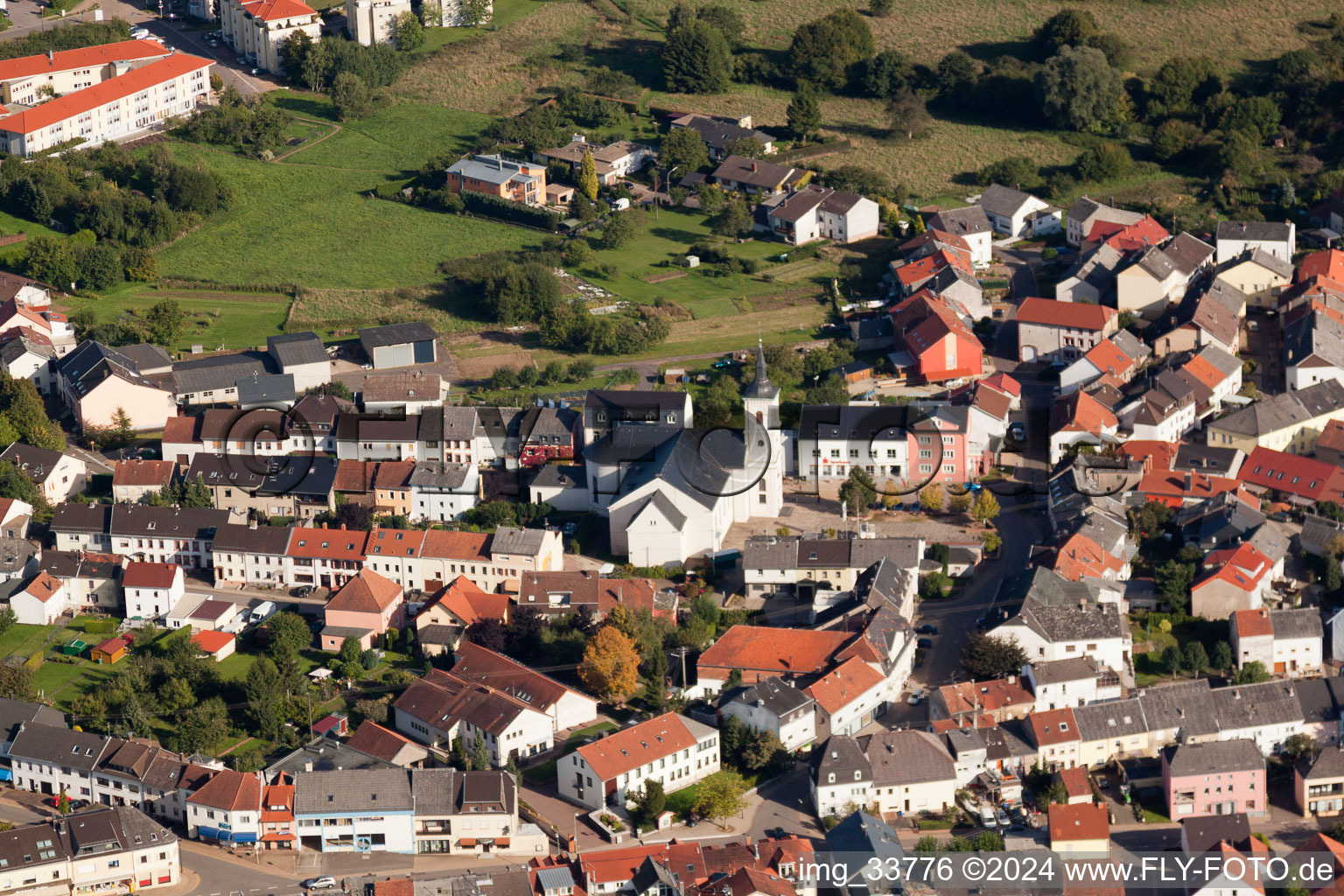 Vue aérienne de Saint Nicolas à le quartier Orscholz in Mettlach dans le département Sarre, Allemagne