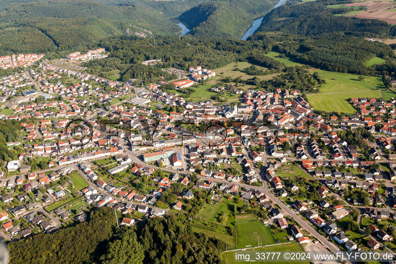 Vue aérienne de Vue des rues et des maisons des quartiers résidentiels à le quartier Orscholz in Mettlach dans le département Sarre, Allemagne