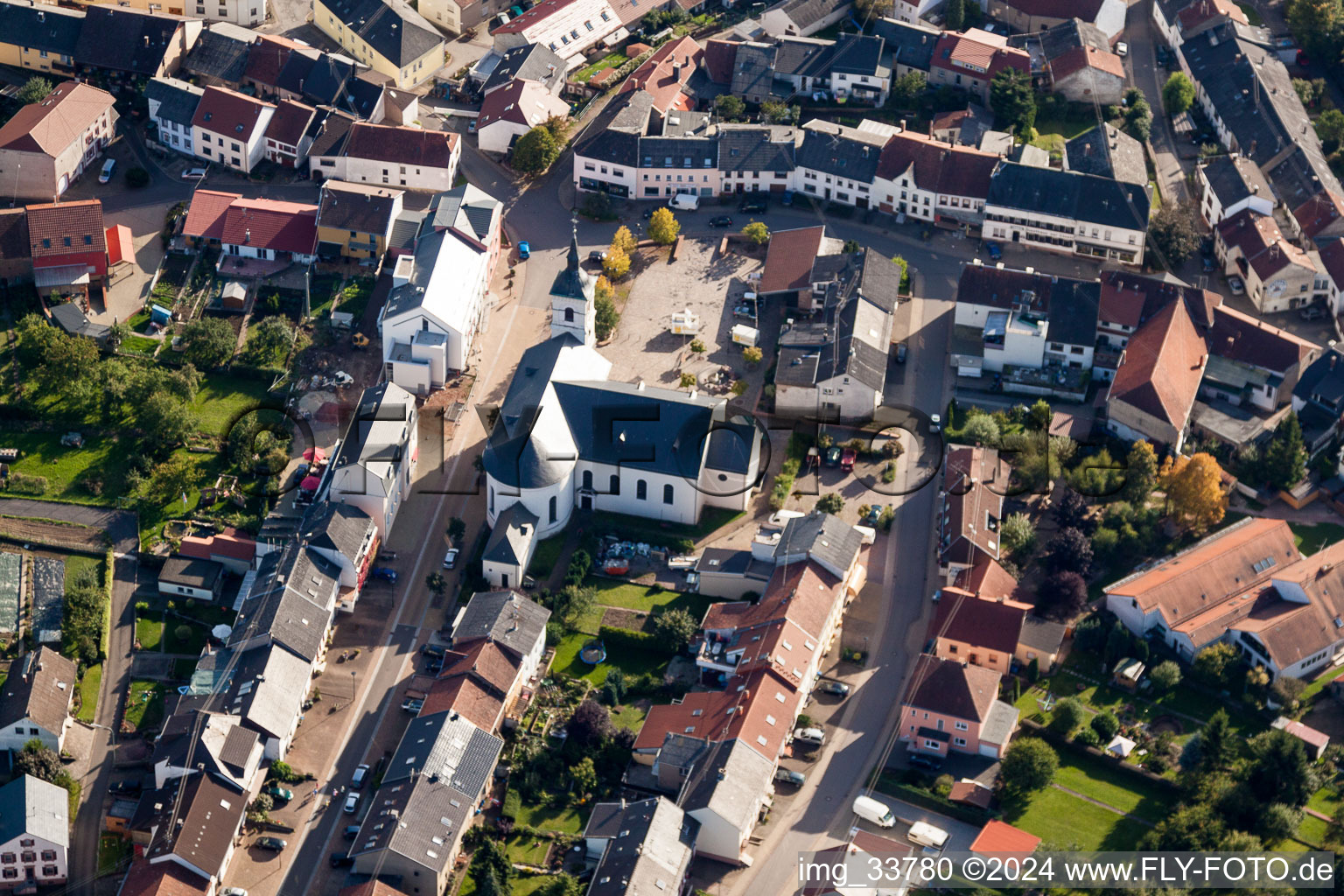 Vue aérienne de Bâtiment d'église au centre du village à le quartier Orscholz in Mettlach dans le département Sarre, Allemagne