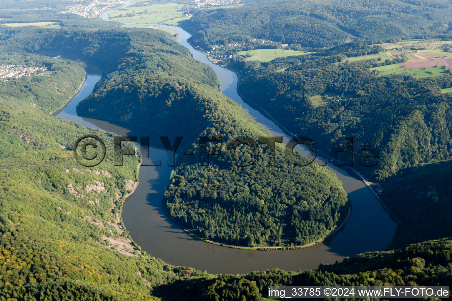 Vue aérienne de La boucle de la Sarre dans la commune Mettlach. Ici, la rivière traverse la Sargovie en boucle à Mettlach dans le département Sarre, Allemagne