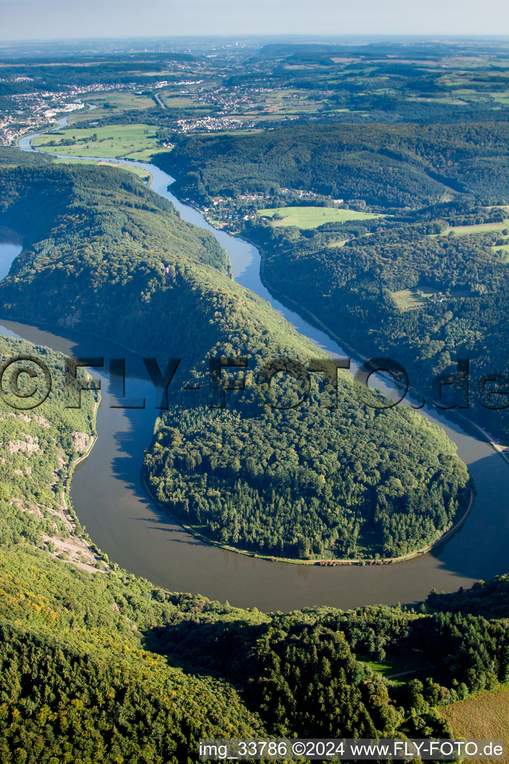 Vue aérienne de Boucle sarroise en forme de U des rives de la Sarre dans le district de Nohn à Mettlach dans le département Sarre, Allemagne