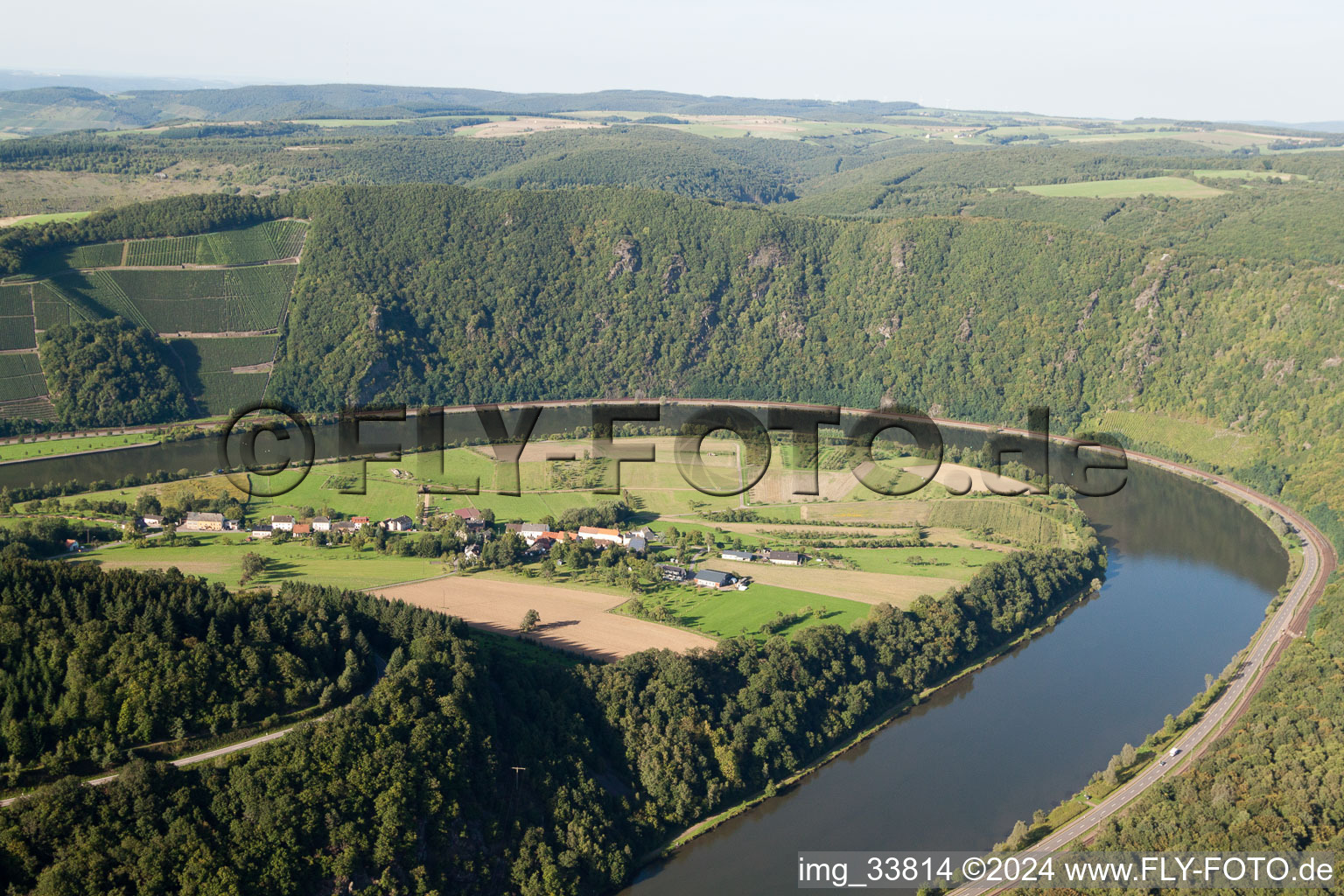 Vue aérienne de Boucle courbe des berges le long de la Sarre à le quartier Hamm in Taben-Rodt dans le département Rhénanie-Palatinat, Allemagne