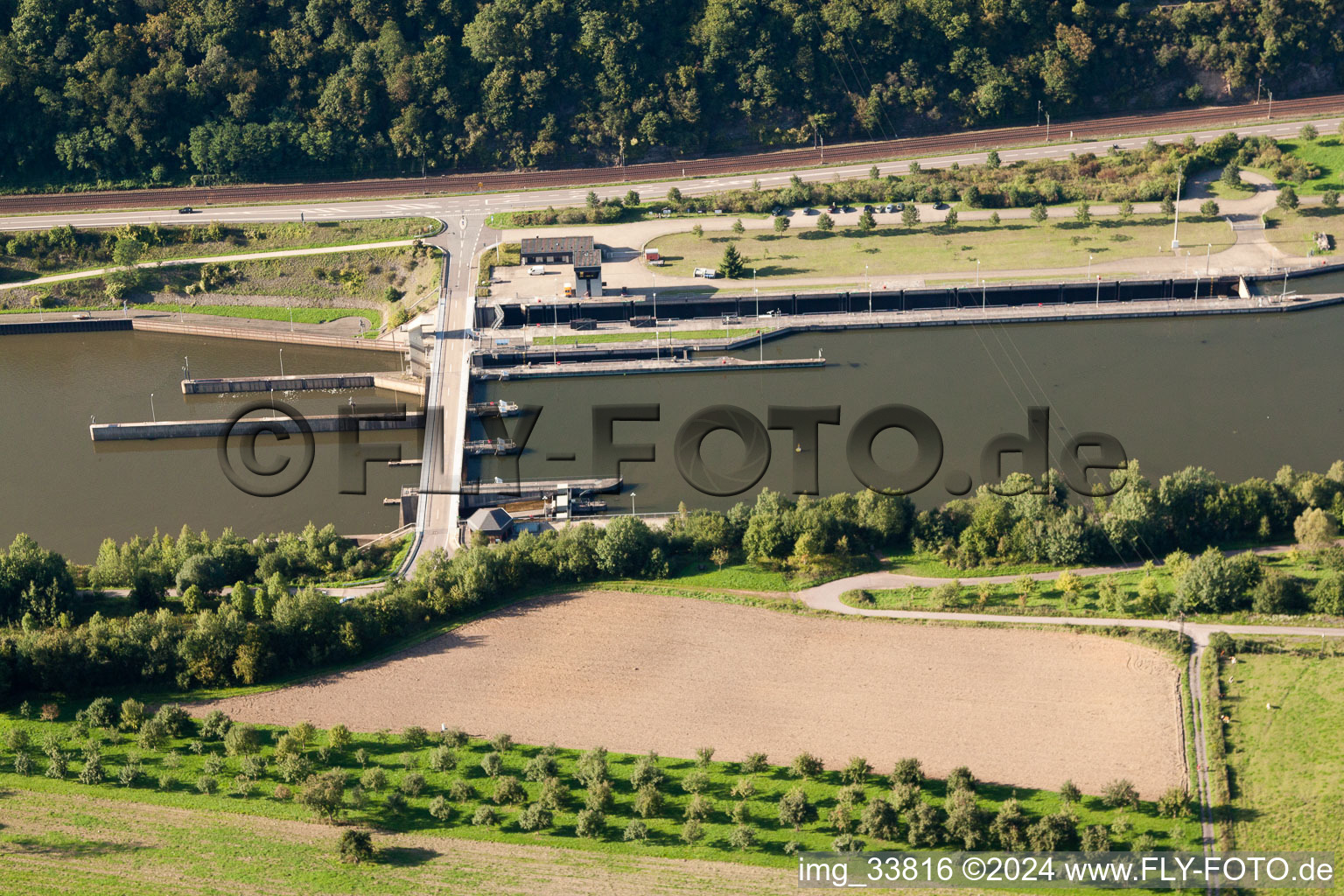 Vue aérienne de Barrage, écluse à Serrig dans le département Rhénanie-Palatinat, Allemagne