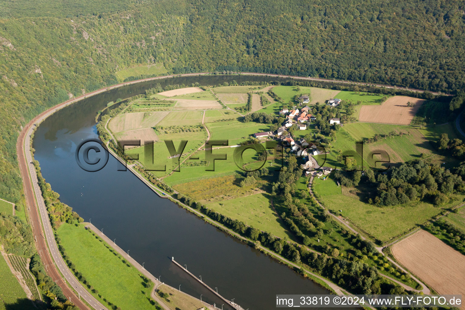 Vue aérienne de Boucle courbe des berges le long de la Sarre à le quartier Hamm in Taben-Rodt dans le département Rhénanie-Palatinat, Allemagne