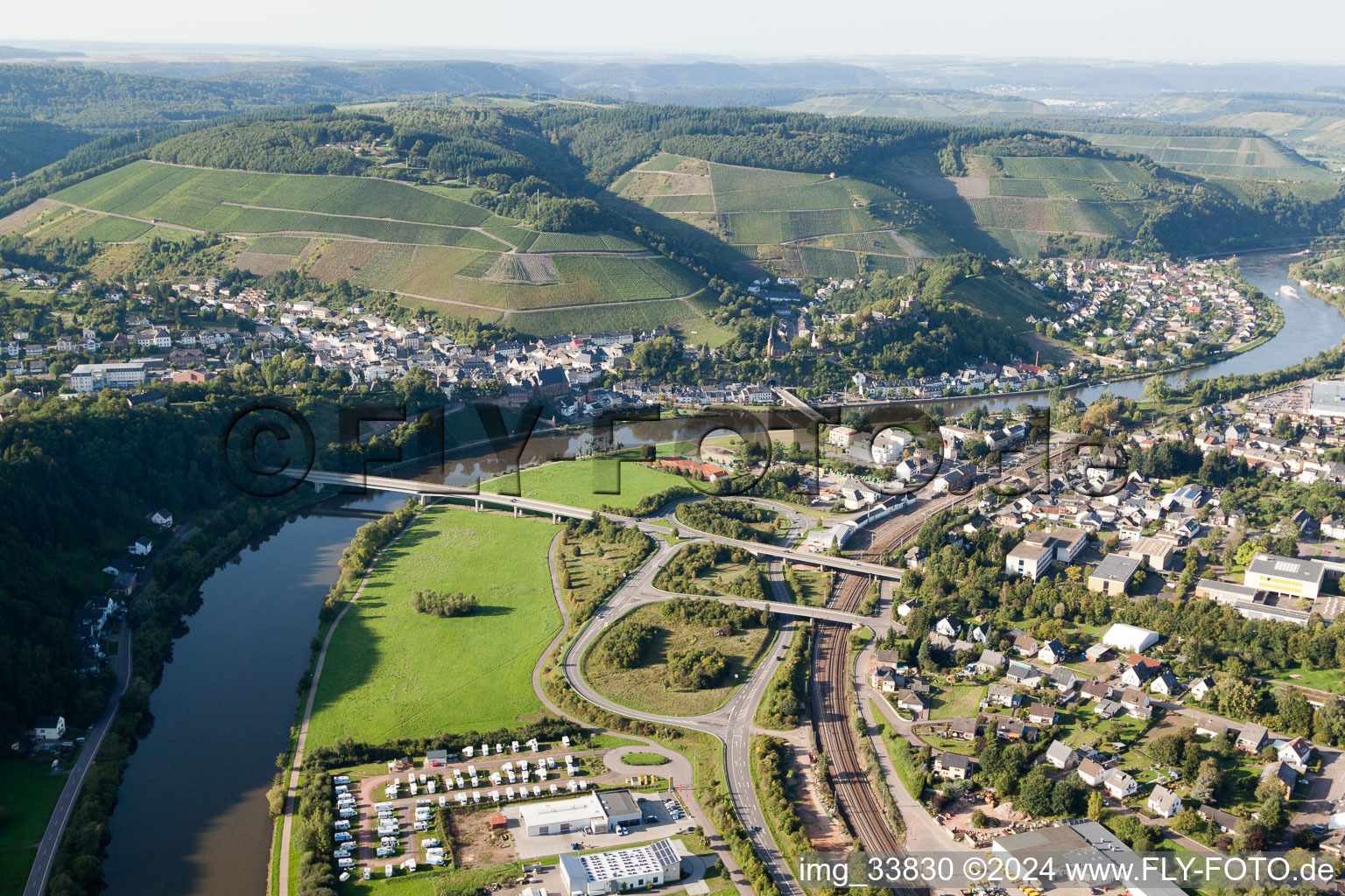 Vue aérienne de Zones riveraines de la Sarre à le quartier Beurig in Saarburg dans le département Rhénanie-Palatinat, Allemagne