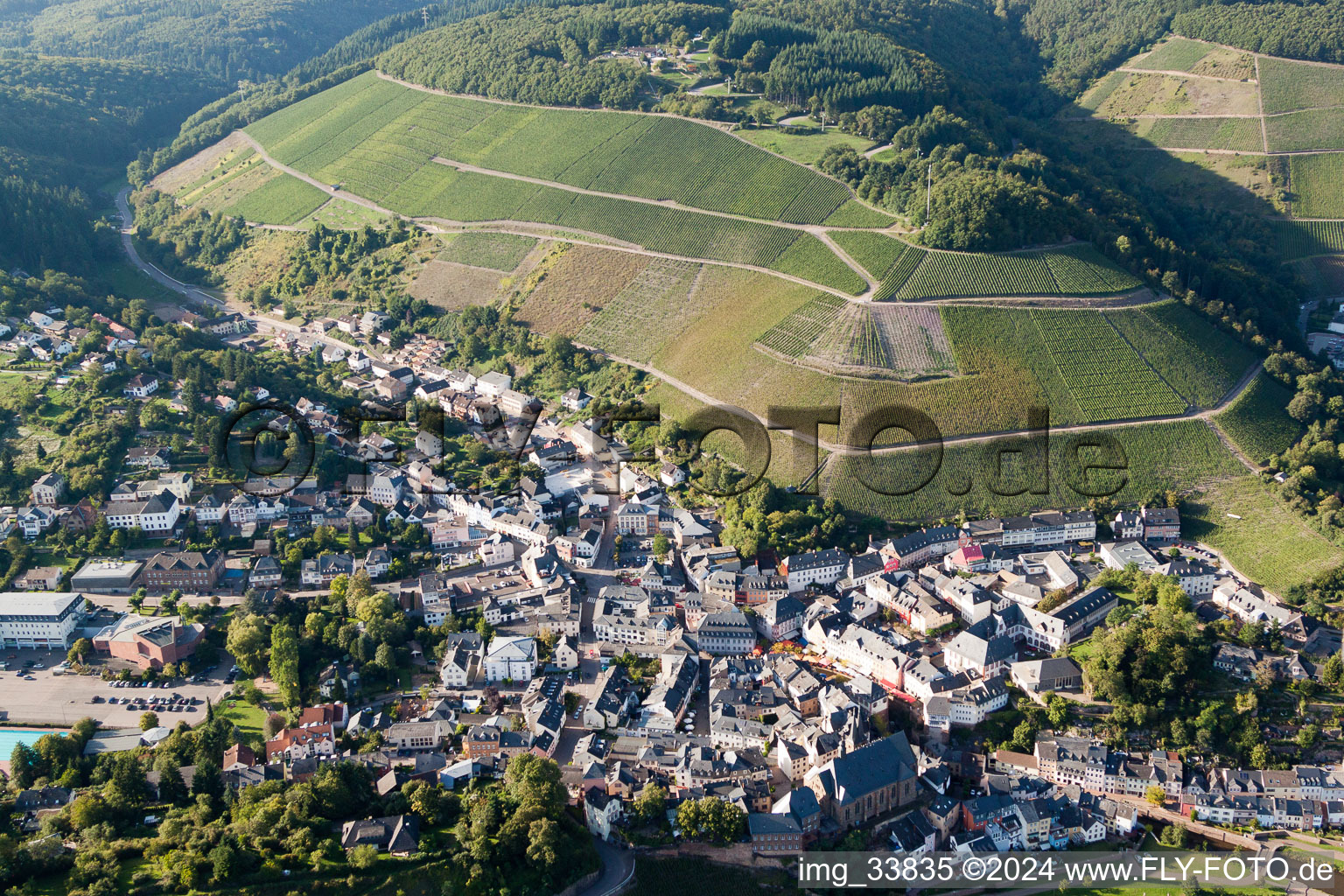 Vue aérienne de Zones riveraines de la Sarre à le quartier Beurig in Saarburg dans le département Rhénanie-Palatinat, Allemagne