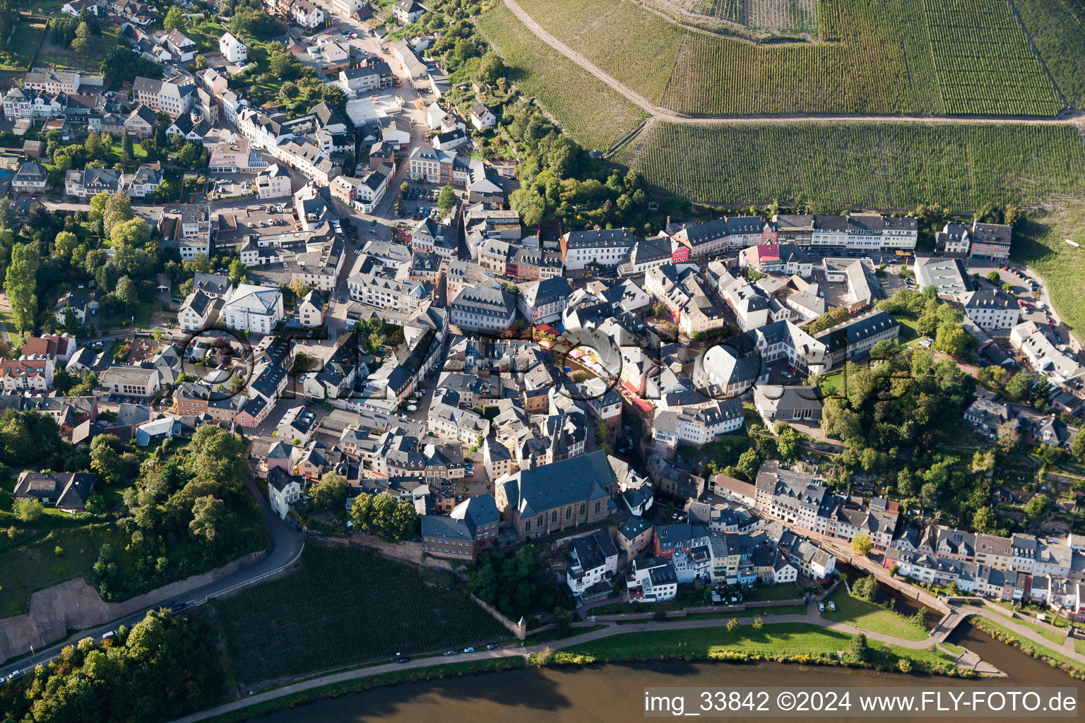 Vue aérienne de Zones riveraines de la Sarre dans le district de Beurig à Saarburg dans le département Rhénanie-Palatinat, Allemagne