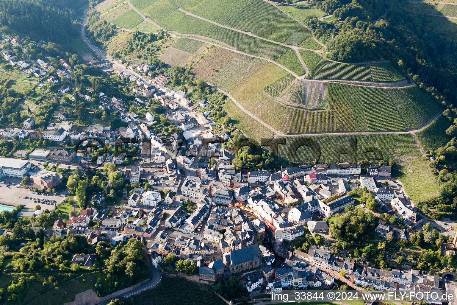 Saarburg dans le département Rhénanie-Palatinat, Allemagne depuis l'avion