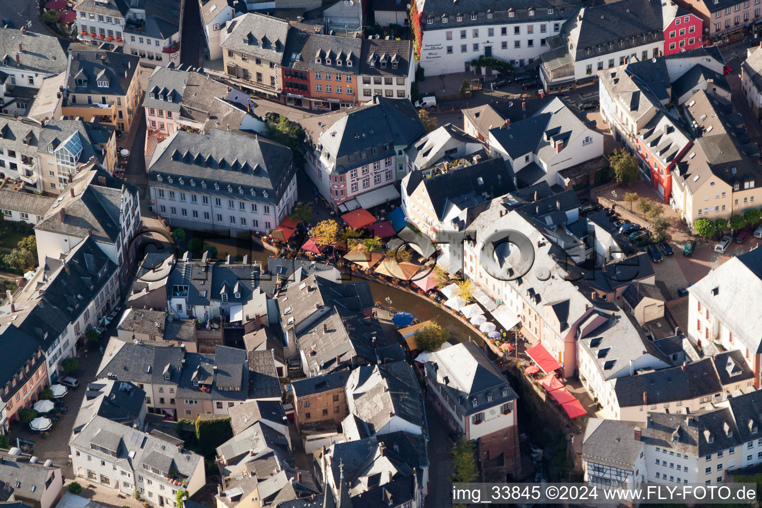 Vue aérienne de Vieille ville et centre-ville à le quartier Beurig in Saarburg dans le département Rhénanie-Palatinat, Allemagne