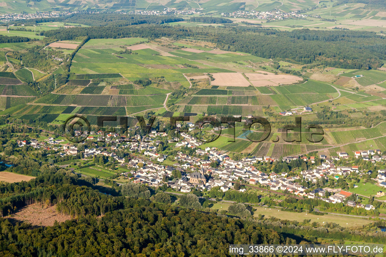 Vue aérienne de Champs agricoles et surfaces utilisables à Wawern dans le département Rhénanie-Palatinat, Allemagne