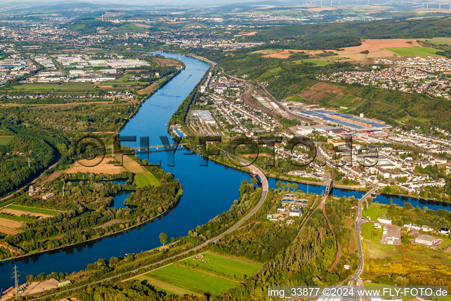 Vue aérienne de Zones riveraines le long de l'embouchure de la Sarre dans la Moselle à Konz dans le département Rhénanie-Palatinat, Allemagne