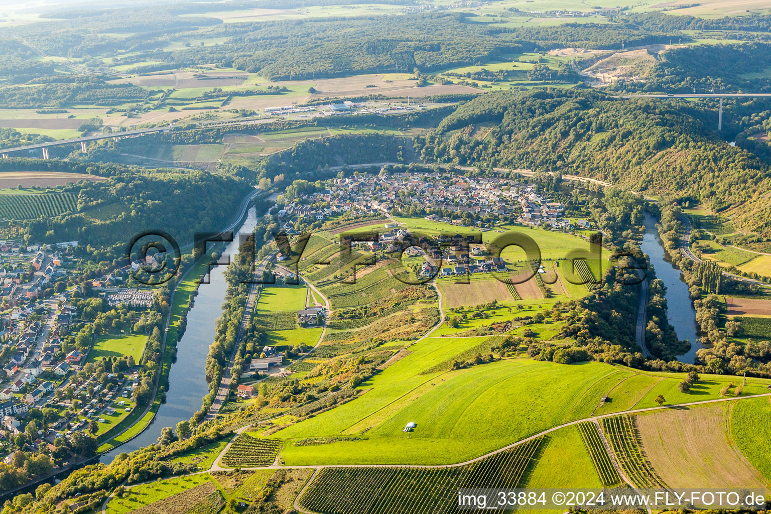 Vue aérienne de Boucle courbe des rives de la Sauer à la frontière luxembourgeoise Le cours de la rivière dans le quartier de Mesenich. à Langsur dans le département Rhénanie-Palatinat, Allemagne