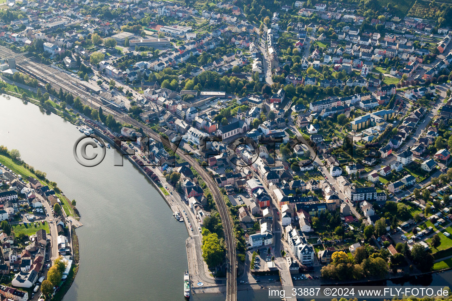 Vue aérienne de Les berges de la Moselle à Mertert à Wasserbillig dans le département Grevenmacher, Luxembourg