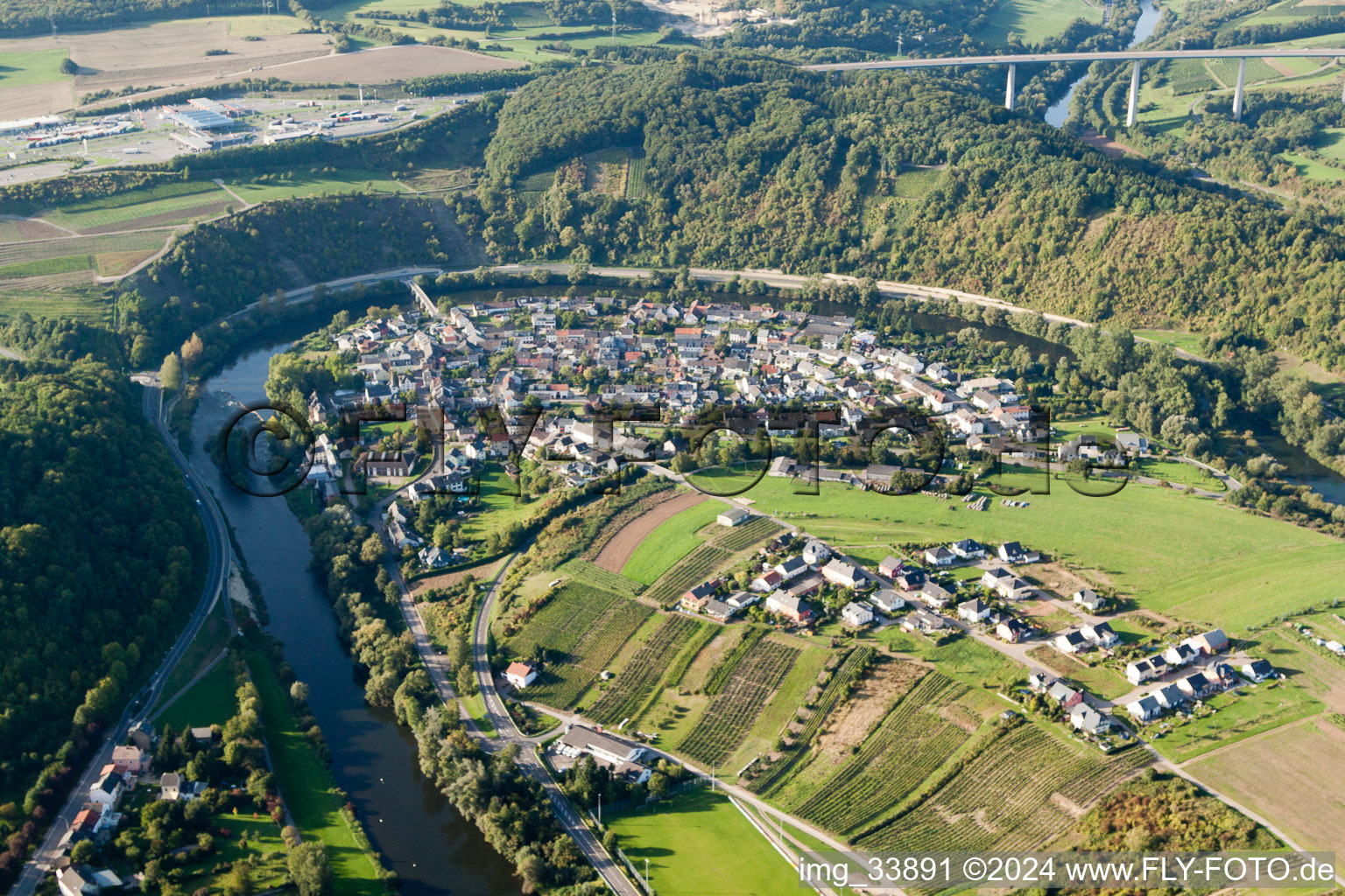 Vue aérienne de Boucle courbe des rives de la Sauer à la frontière luxembourgeoise Le cours de la rivière dans le quartier de Mesenich. à Langsur dans le département Rhénanie-Palatinat, Allemagne