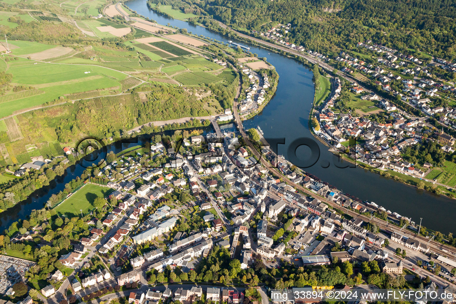 Vue aérienne de Zones riveraines le long de l'embouchure de la Sauer dans la Moselle à Wasserbillig dans le département Grevenmacher, Luxembourg