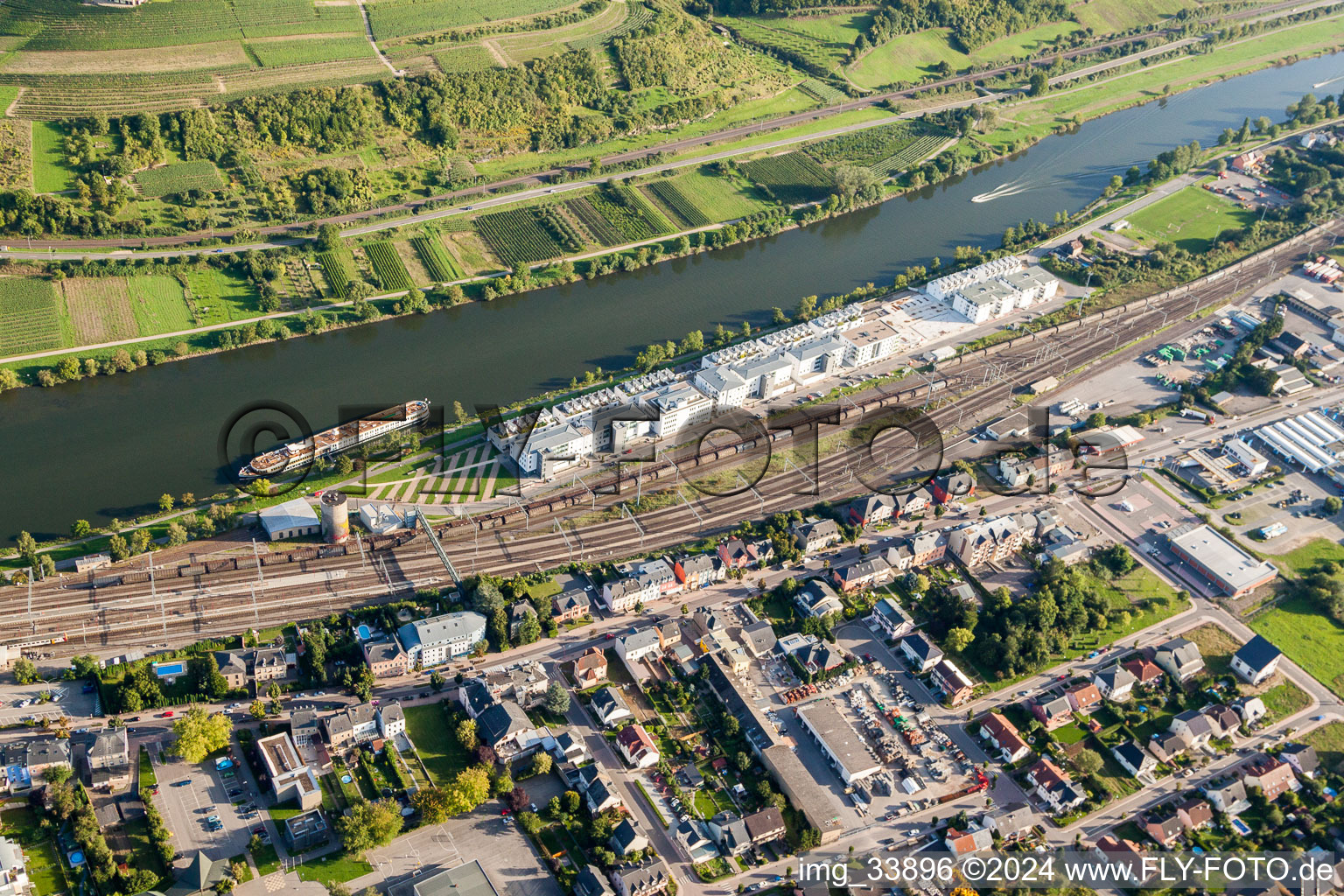 Vue aérienne de Immeubles d'habitation sur d'anciennes installations portuaires au bord de la Moselle Esplanade de la Moselle à Wasserbillig dans le département Grevenmacher, Luxembourg