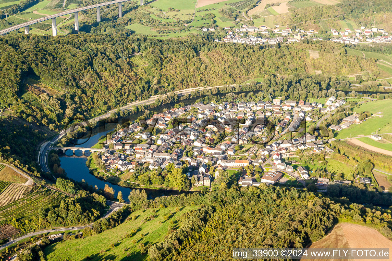 Photographie aérienne de Boucle courbe des rives de la Sauer à la frontière luxembourgeoise Le cours de la rivière dans le quartier de Mesenich. à Langsur dans le département Rhénanie-Palatinat, Allemagne