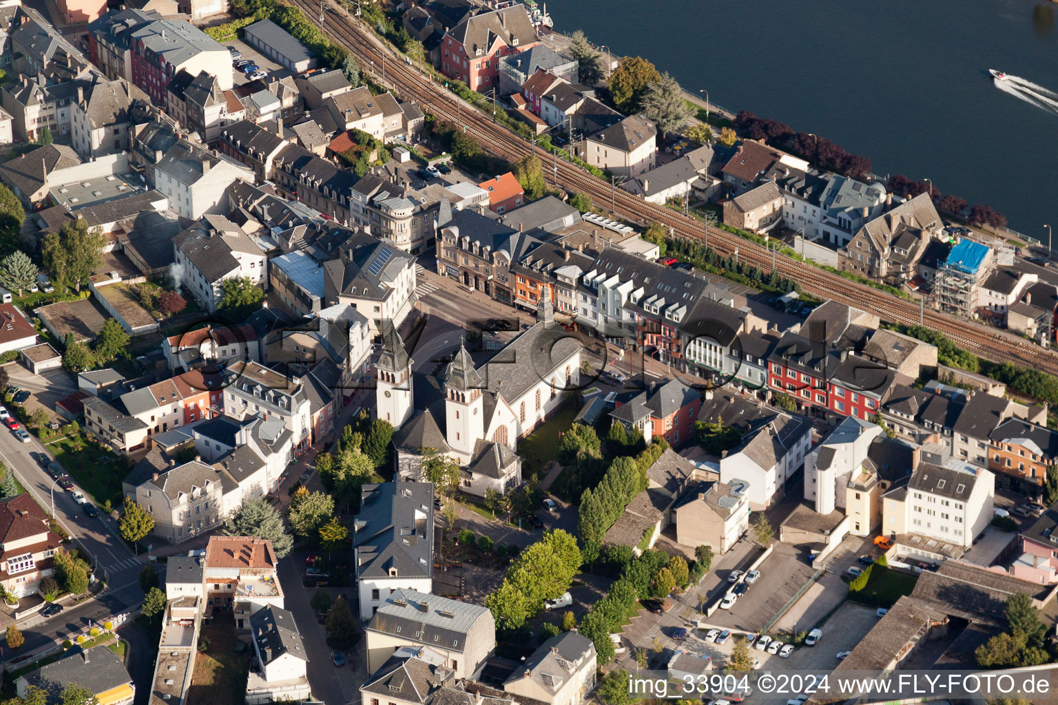 Vue aérienne de Voie ferrée dans le centre-ville au bord de la Moselle à Wasserbillig dans le département Grevenmacher, Luxembourg